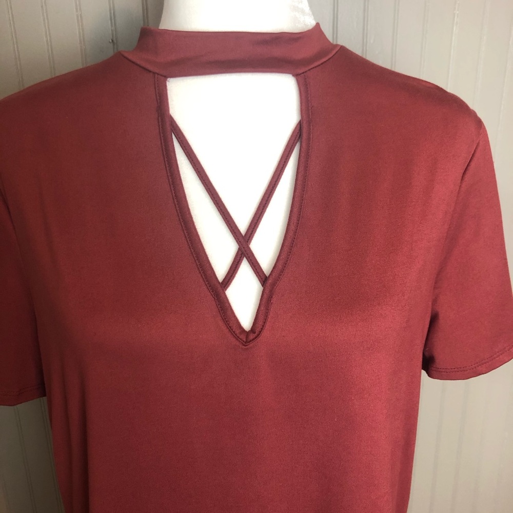 Socialite Deep V Top - Picture 2 of 5
